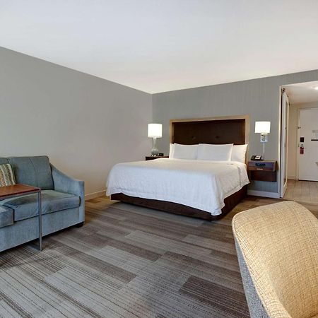 Hampton Inn & Suites Milwaukee West West Allis Exterior photo