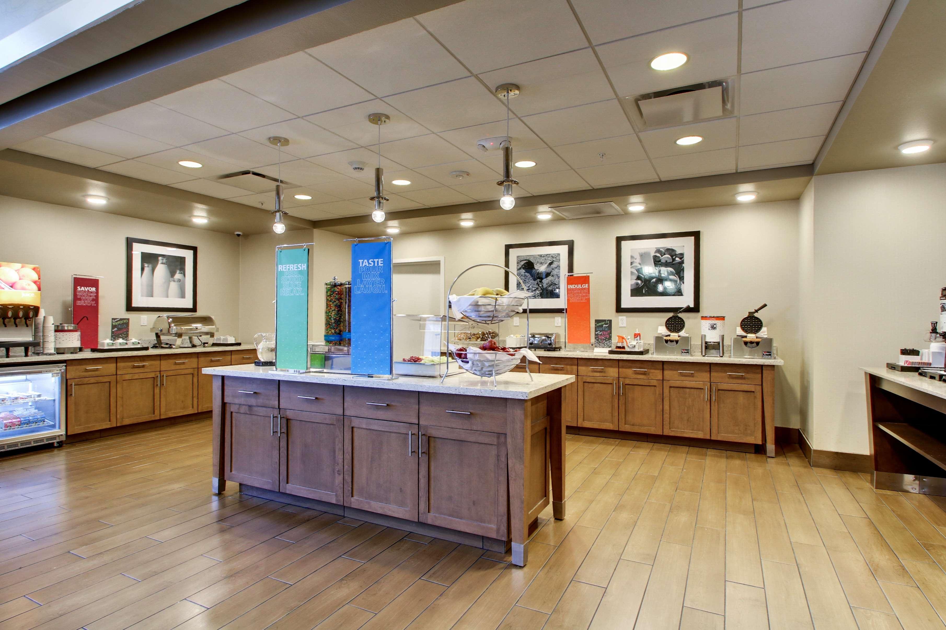 Hampton Inn & Suites Milwaukee West West Allis Exterior photo