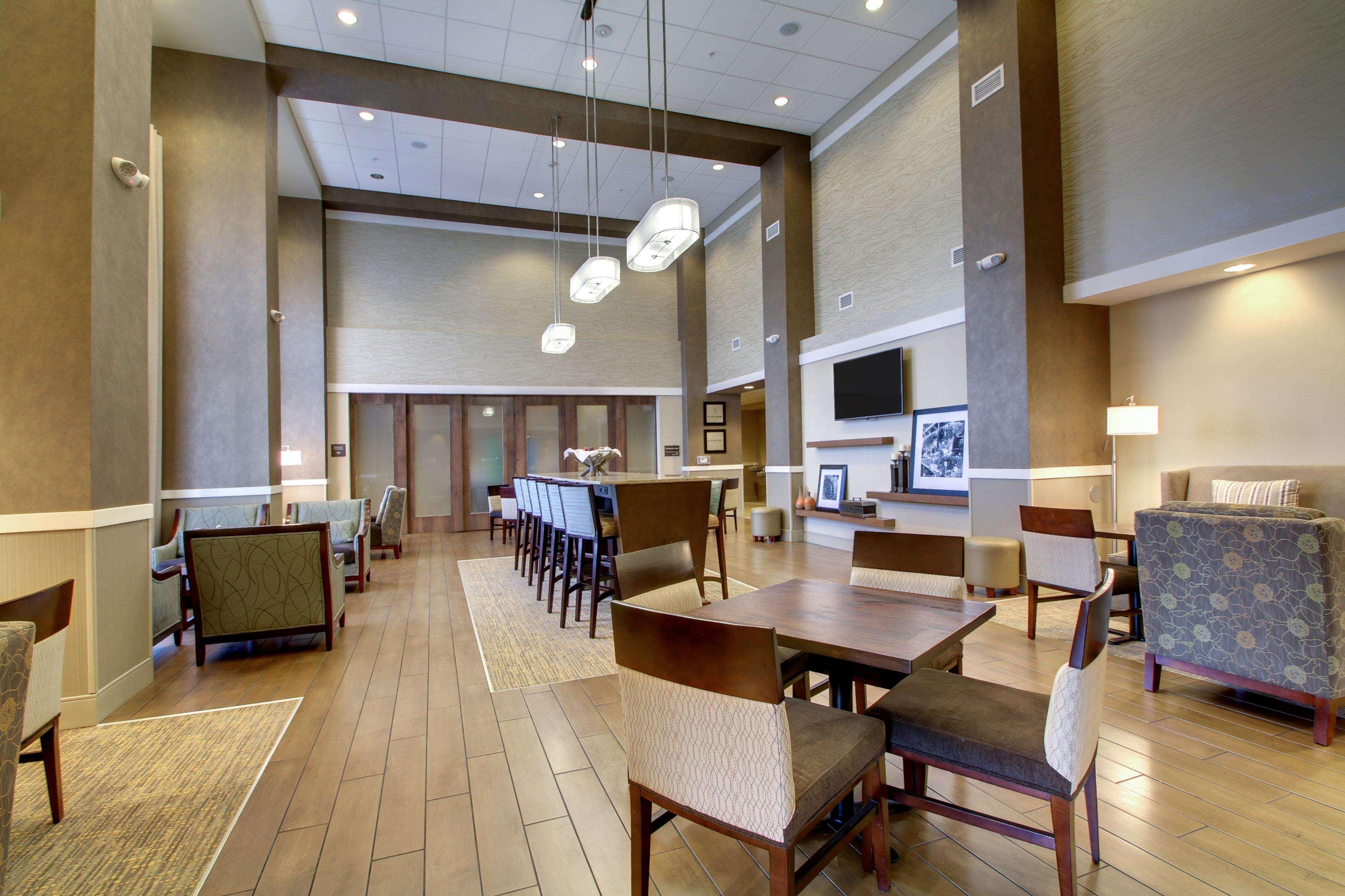 Hampton Inn & Suites Milwaukee West West Allis Exterior photo