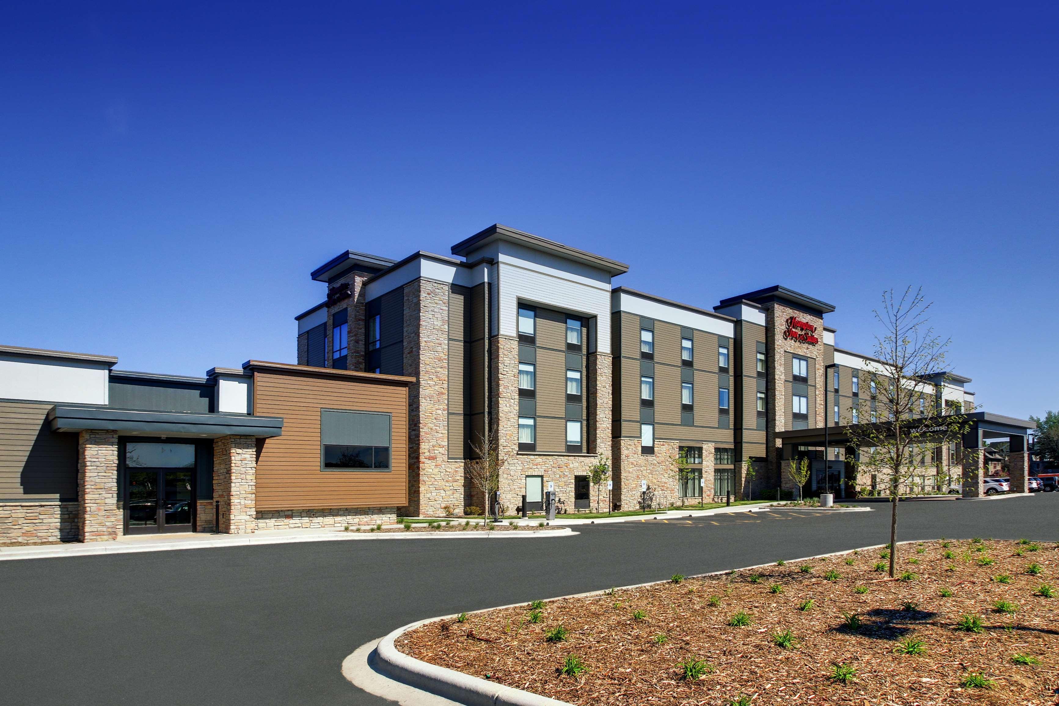 Hampton Inn & Suites Milwaukee West West Allis Exterior photo