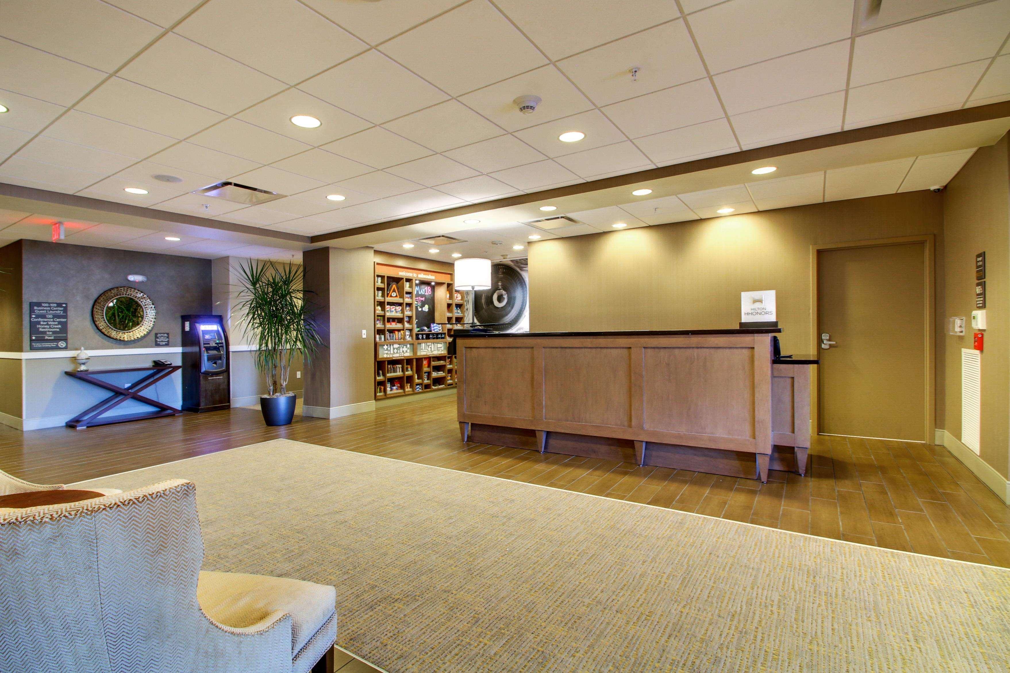 Hampton Inn & Suites Milwaukee West West Allis Exterior photo
