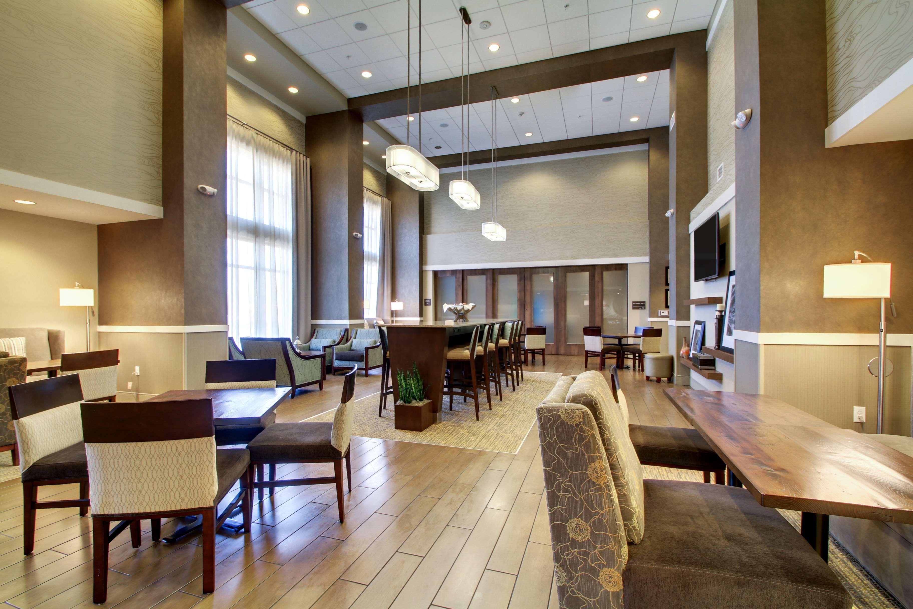Hampton Inn & Suites Milwaukee West West Allis Exterior photo