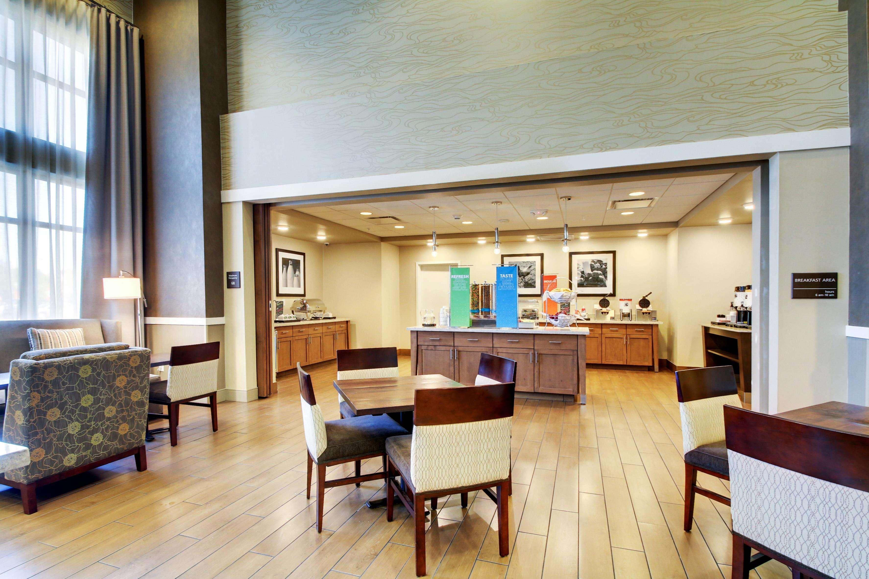 Hampton Inn & Suites Milwaukee West West Allis Exterior photo