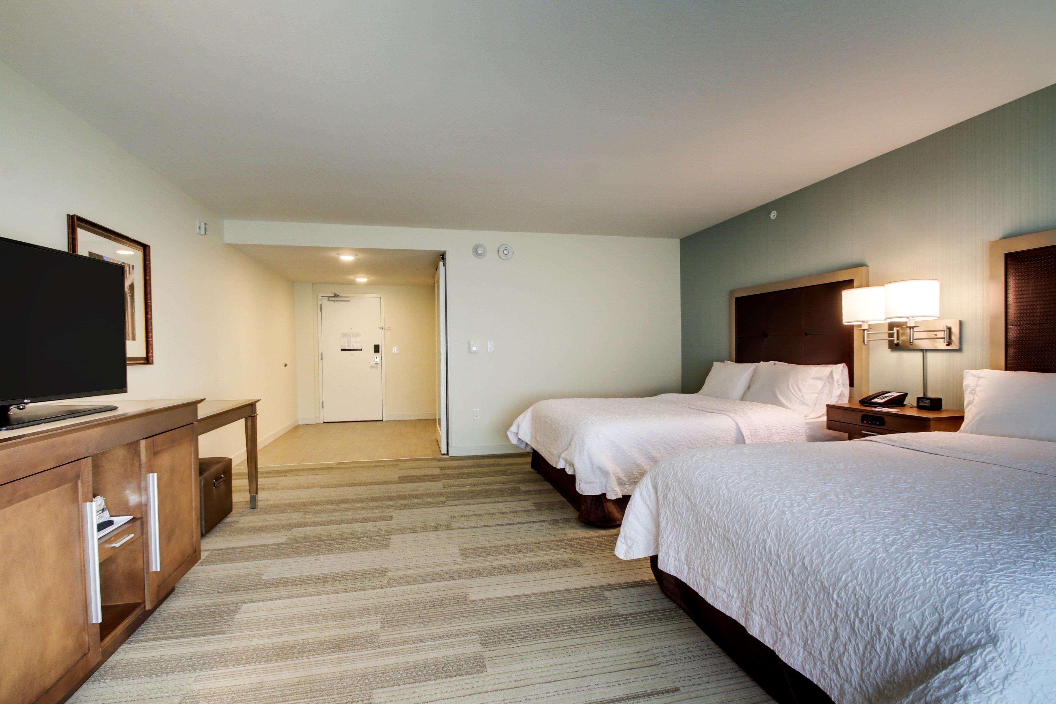 Hampton Inn & Suites Milwaukee West West Allis Exterior photo