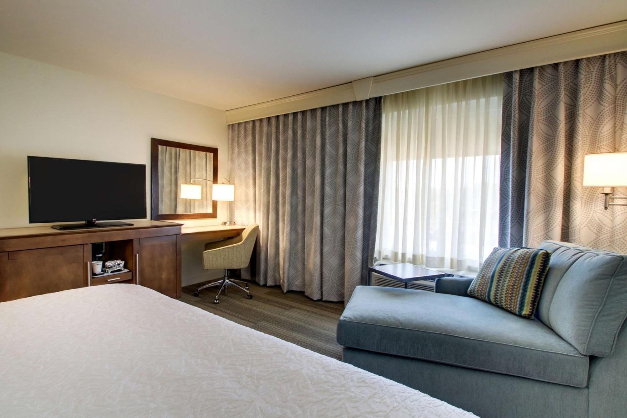 Hampton Inn & Suites Milwaukee West West Allis Exterior photo