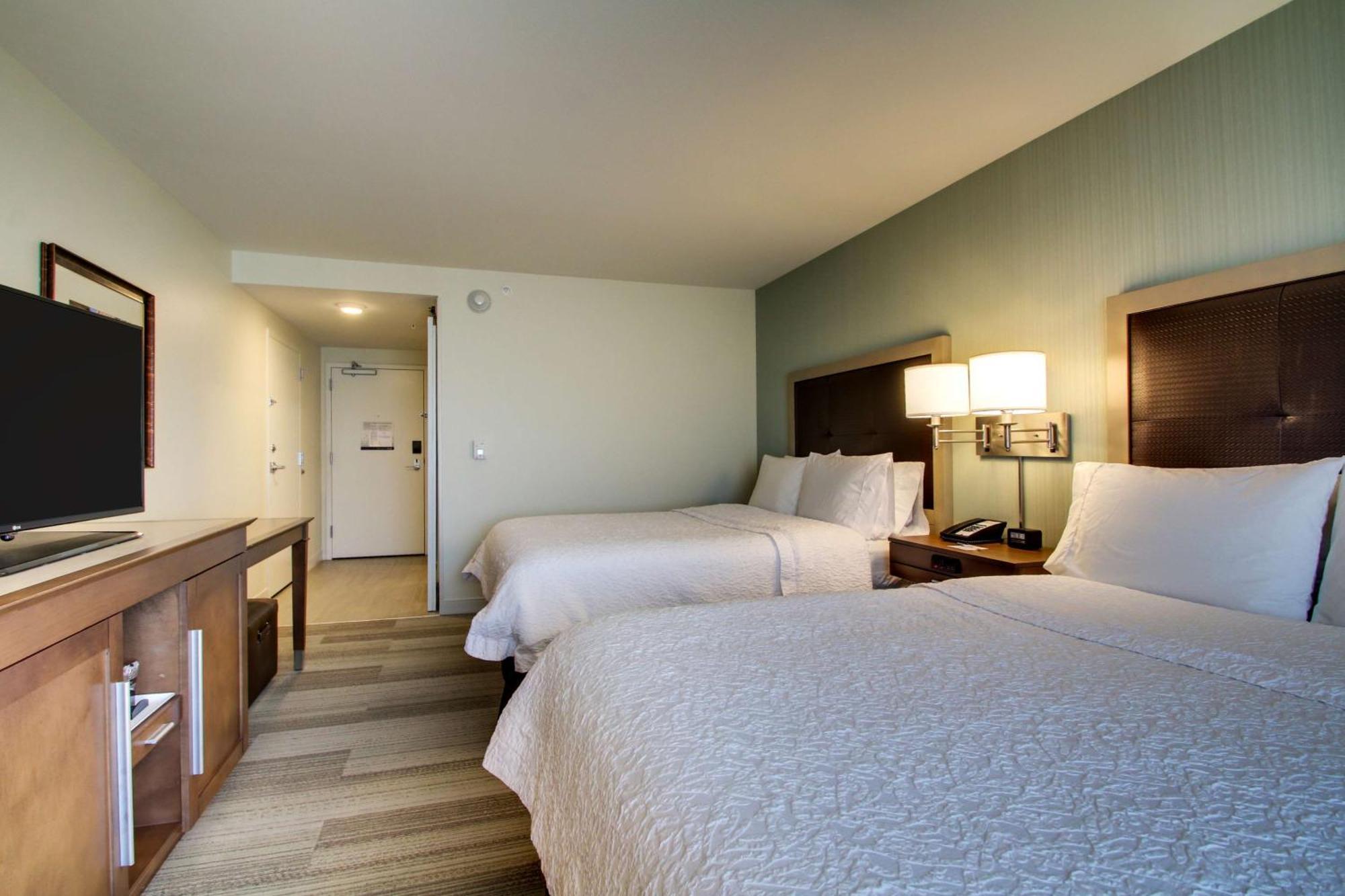 Hampton Inn & Suites Milwaukee West West Allis Exterior photo